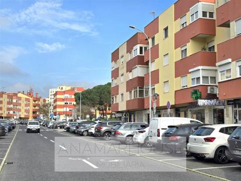 T3 Remodelado no Borel, Amadora,Ideal para Famílias, Jardins e campo de ténis.
