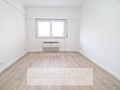 T3 Remodelado no Borel, Amadora,Ideal para Famílias, Jardins e campo de ténis.