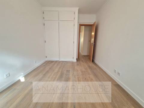 T3 Remodelado no Borel, Amadora,Ideal para Famílias, Jardins e campo de ténis.