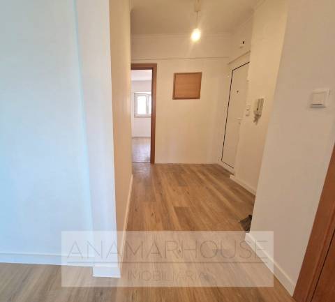 T3 Remodelado no Borel, Amadora,Ideal para Famílias, Jardins e campo de ténis.