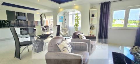 T2 Remodelado com Box para 2 Carros | Open Space 37m² | Vista Verde | Quinta do Mirante