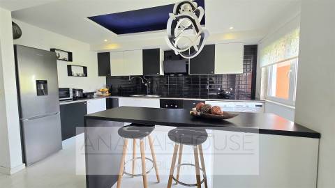 T2 Remodelado com Box para 2 Carros | Open Space 37m² | Vista Verde | Quinta do Mirante