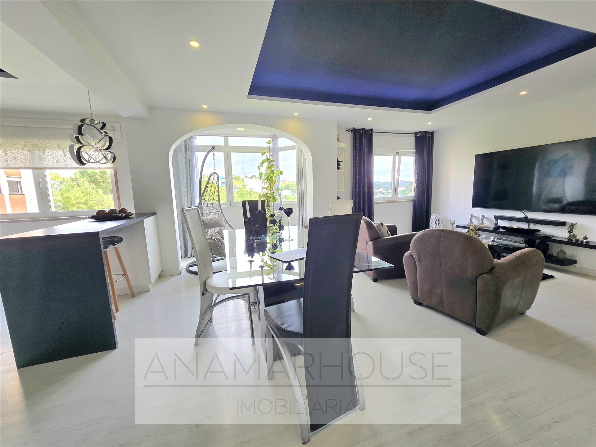 T2 Remodelado com Box para 2 Carros | Open Space 37m² | Vista Verde | Quinta do Mirante