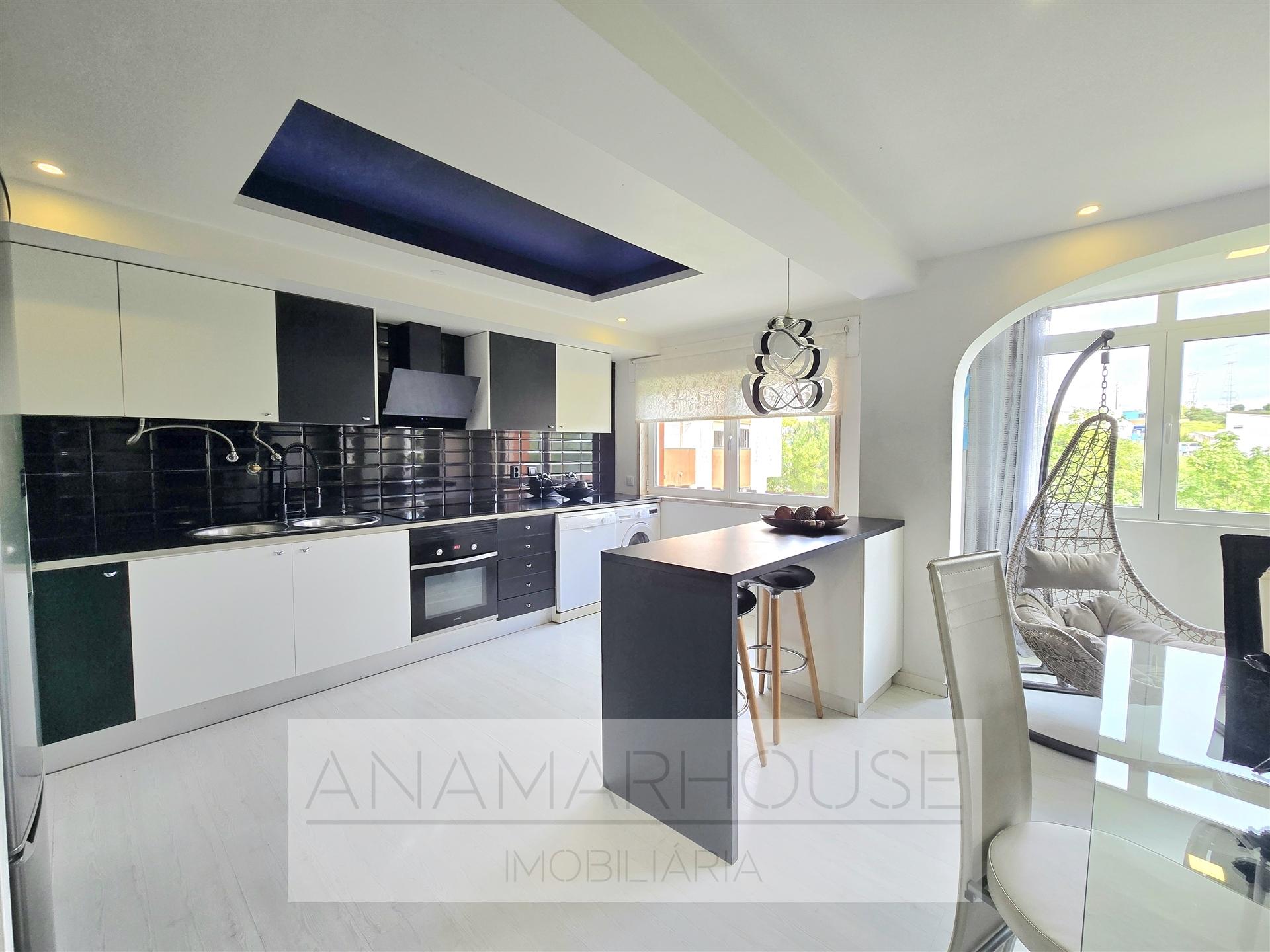 T2 Remodelado com Box para 2 Carros | Open Space 37m² | Vista Verde | Quinta do Mirante