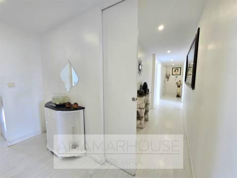 T2 Remodelado com Box para 2 Carros | Open Space 37m² | Vista Verde | Quinta do Mirante