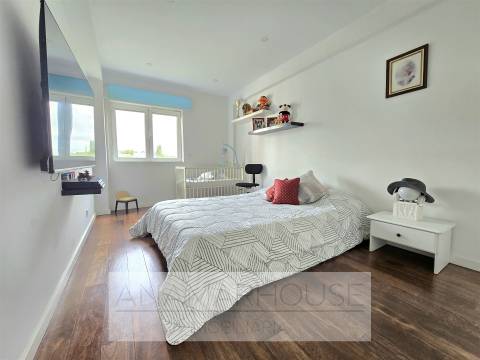T2 Remodelado com Box para 2 Carros | Open Space 37m² | Vista Verde | Quinta do Mirante