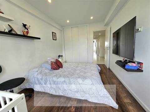 T2 Remodelado com Box para 2 Carros | Open Space 37m² | Vista Verde | Quinta do Mirante