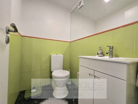 T2 Remodelado com Box para 2 Carros | Open Space 37m² | Vista Verde | Quinta do Mirante