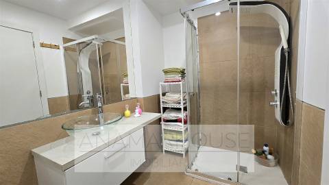 T2 Remodelado com Box para 2 Carros | Open Space 37m² | Vista Verde | Quinta do Mirante
