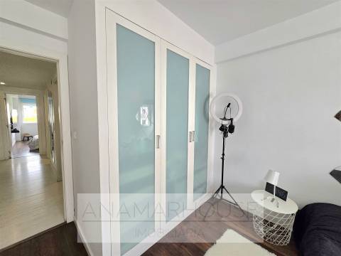 T2 Remodelado com Box para 2 Carros | Open Space 37m² | Vista Verde | Quinta do Mirante