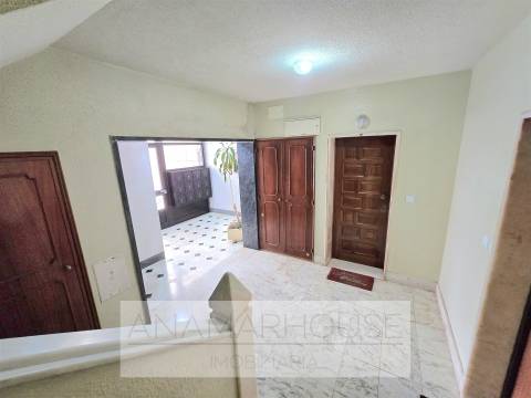 T2 Remodelado com Box para 2 Carros | Open Space 37m² | Vista Verde | Quinta do Mirante