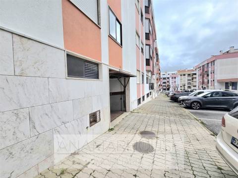 T2 Remodelado com Box para 2 Carros | Open Space 37m² | Vista Verde | Quinta do Mirante