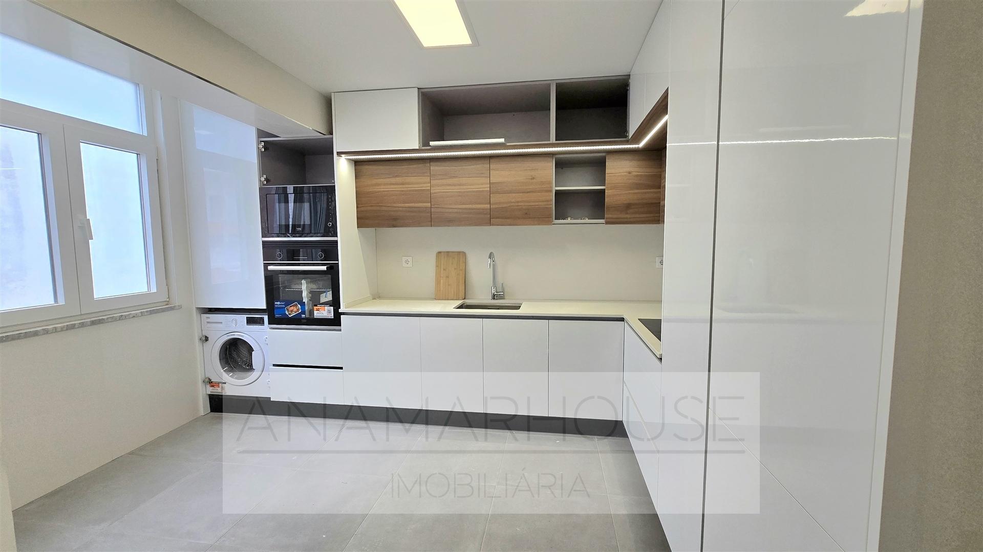 T2 Remodelado com varanda na Mina de Água, Amadora