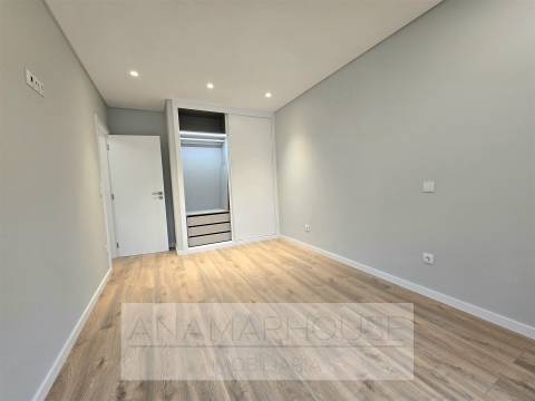 T2 Remodelado com varanda na Mina de Água, Amadora