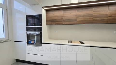 T2 Remodelado com varanda na Mina de Água, Amadora