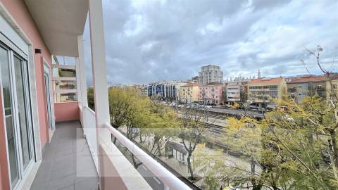 T2 Remodelado com varanda na Mina de Água, Amadora