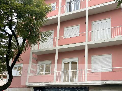 T2 Remodelado com varanda na Mina de Água, Amadora