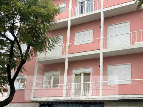 Pastelaria com esplanada junto à estação da Amadora | Investimento Garantido