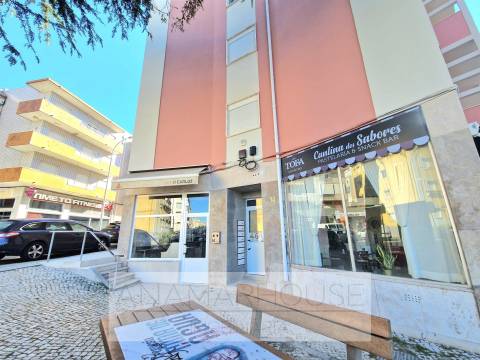 Loja com 2 frentes na Av. Cardoso Lopes | RC + cave | Rendimento assegurado