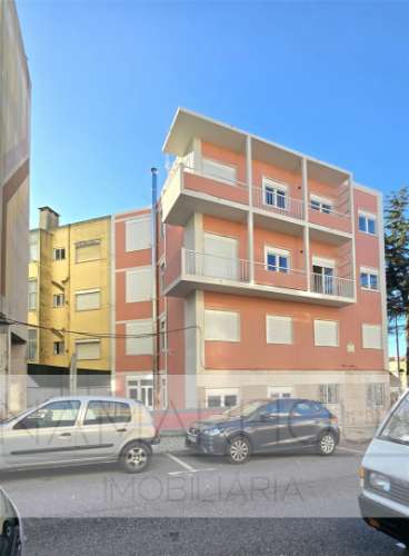Loja com 2 frentes na Av. Cardoso Lopes | RC + cave | Rendimento assegurado