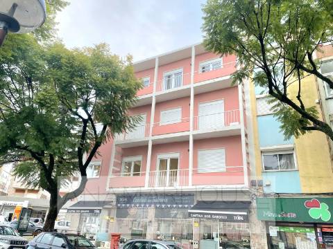Loja com 2 frentes na Av. Cardoso Lopes | RC + cave | Rendimento assegurado