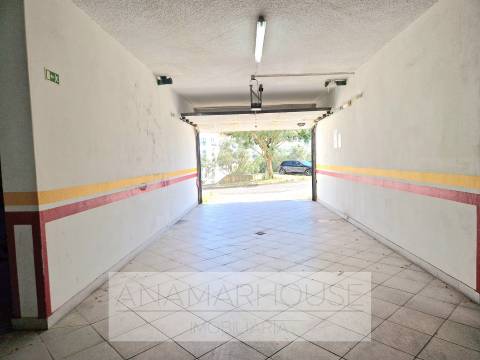 T2 com Box e Arrecadação na Urbanização Alto da Mira, Amadora