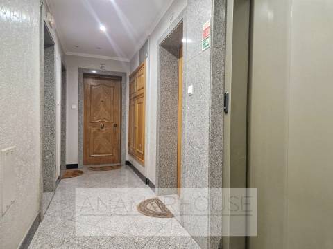 T2 com Box e Arrecadação na Urbanização Alto da Mira, Amadora