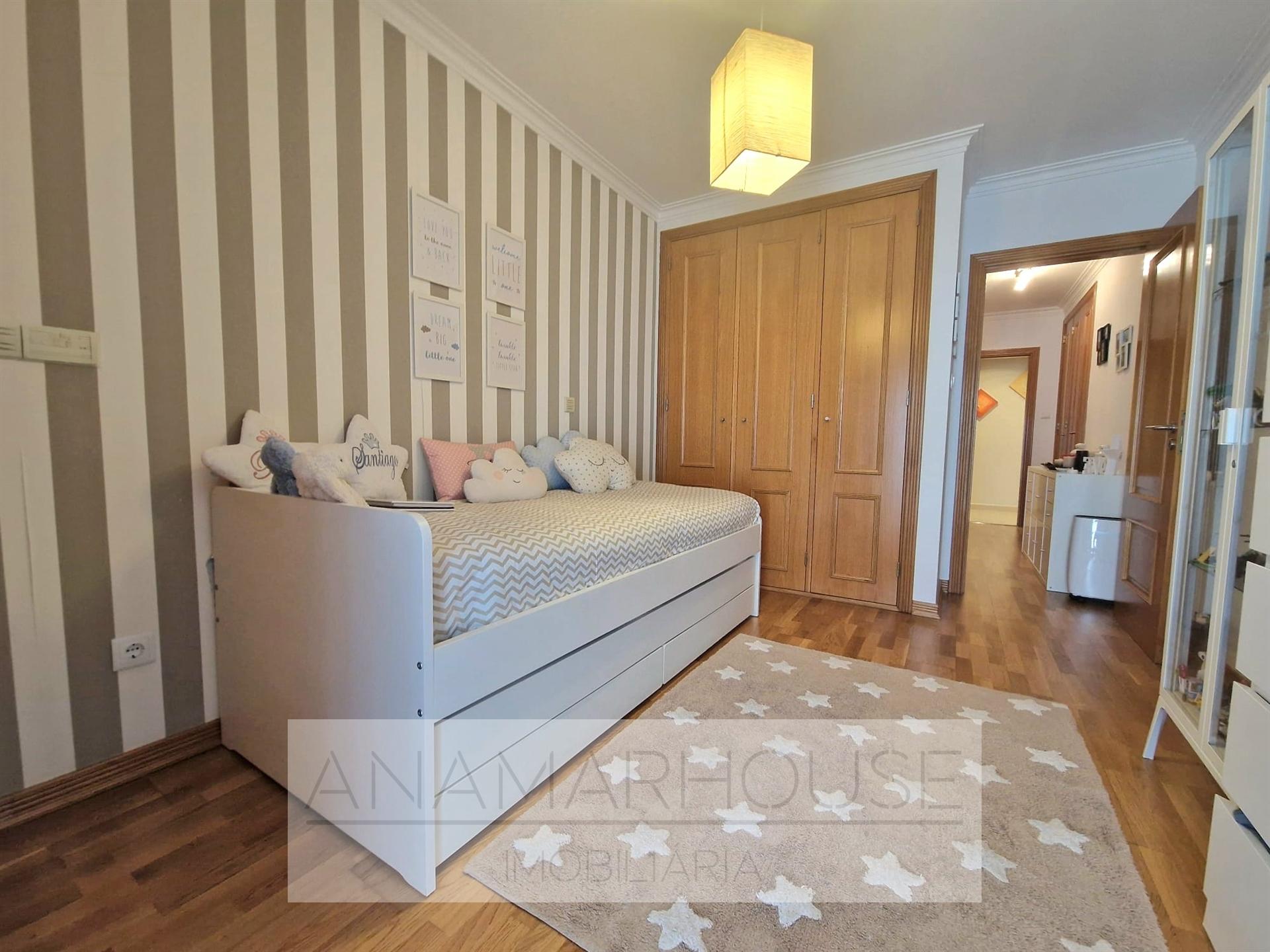 T2 com Box e Arrecadação na Urbanização Alto da Mira, Amadora