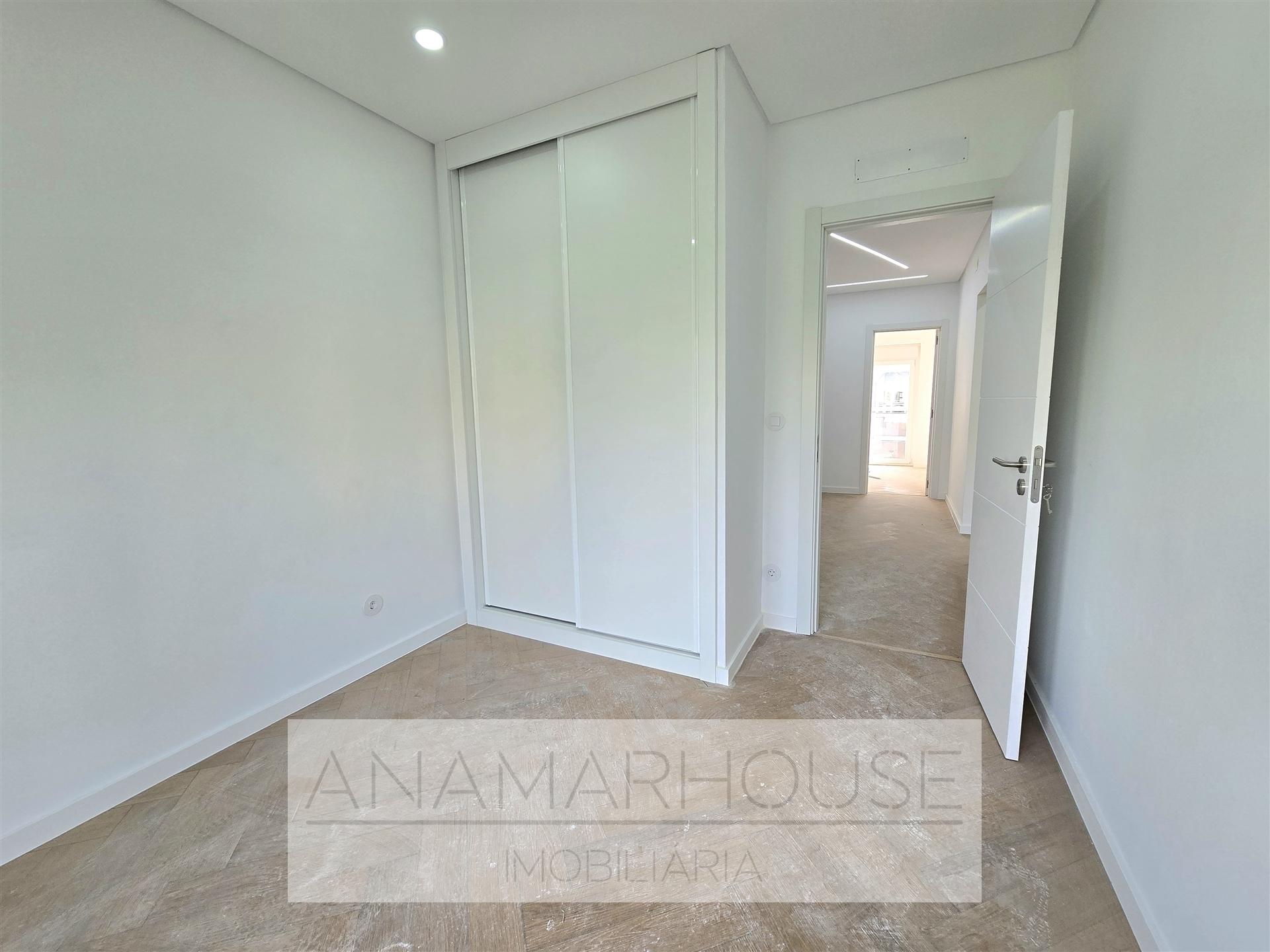 T3 Remodelado com varandas na Amadora, Mina De Água