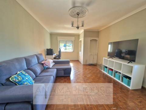 T2 com 80m² e 2 Varandas na Av. do Brasil | Junto ao Metro e Comboio | Amadora