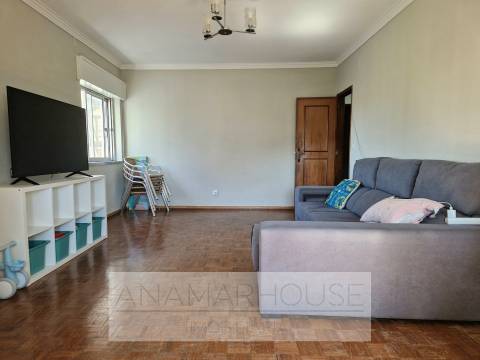 T2 com 80m² e 2 Varandas na Av. do Brasil | Junto ao Metro e Comboio | Amadora