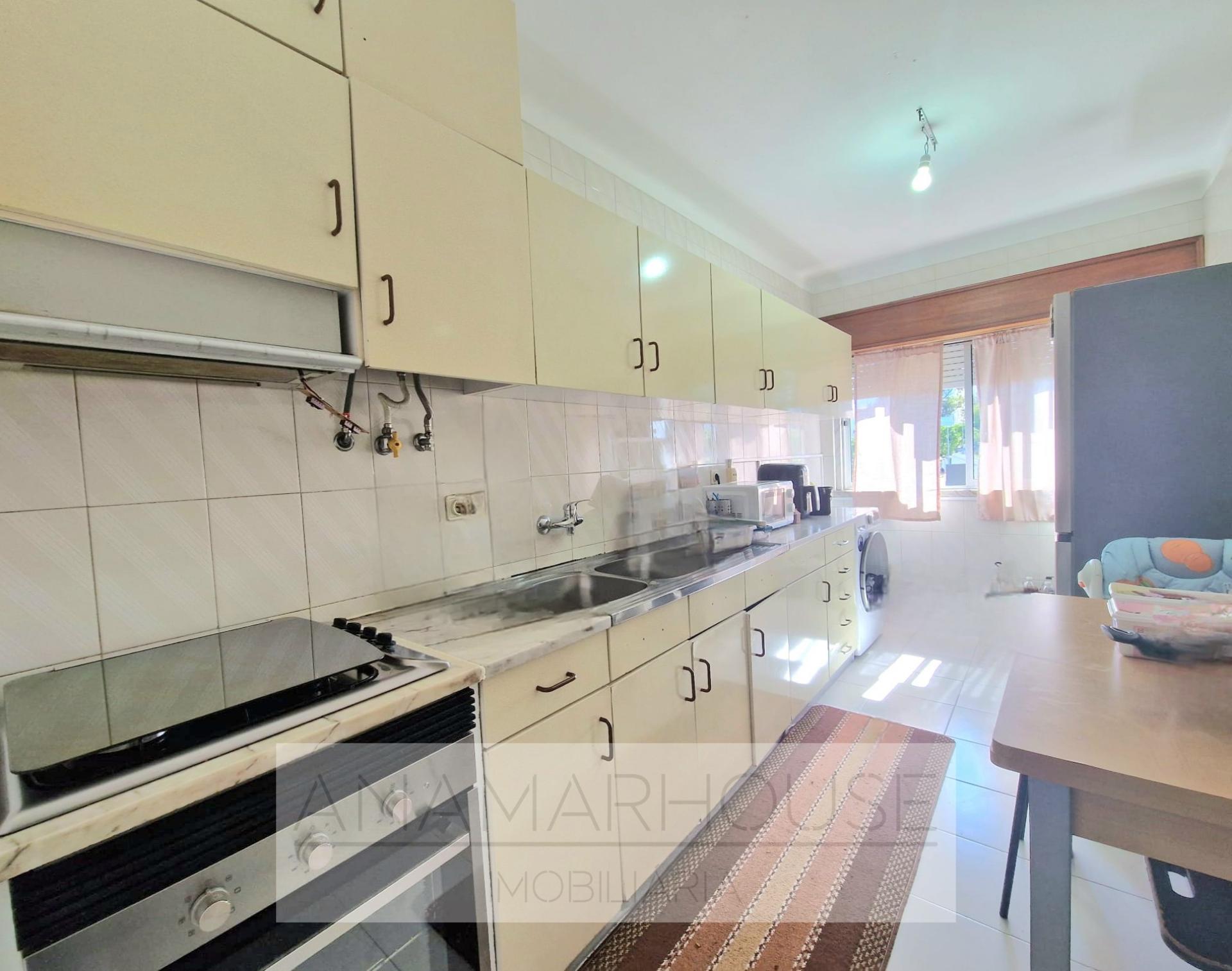 T2 com 80m² e 2 Varandas na Av. do Brasil | Junto ao Metro e Comboio | Amadora