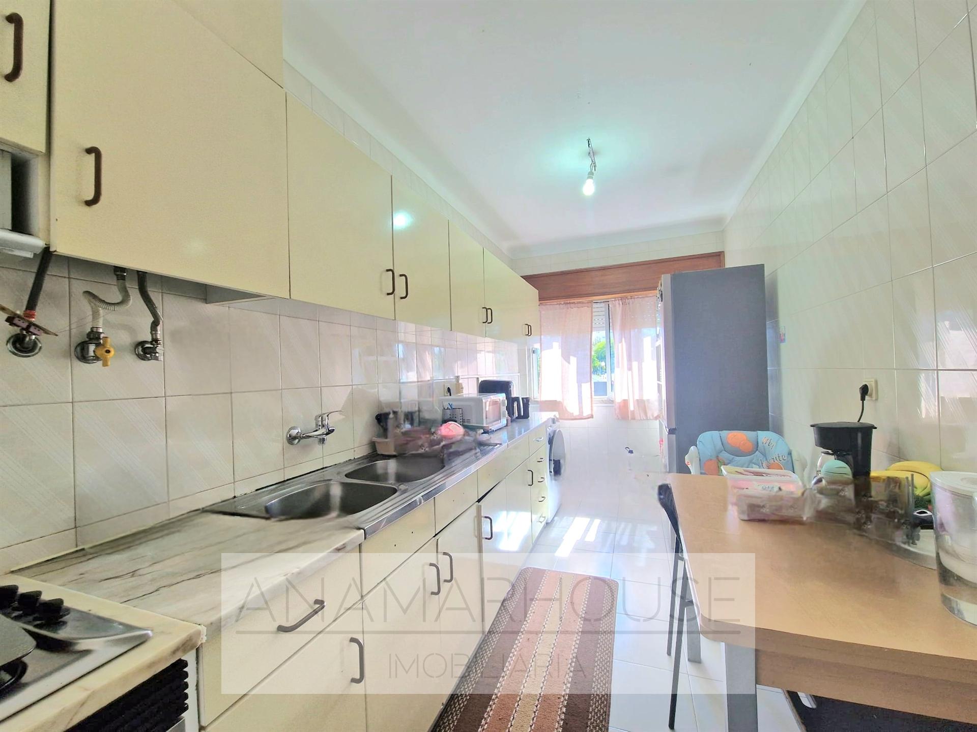 T2 com 80m² e 2 Varandas na Av. do Brasil | Junto ao Metro e Comboio | Amadora