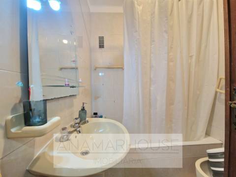 T2 com 80m² e 2 Varandas na Av. do Brasil | Junto ao Metro e Comboio | Amadora