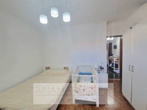 T2 com 80m² e 2 Varandas na Av. do Brasil | Junto ao Metro e Comboio | Amadora