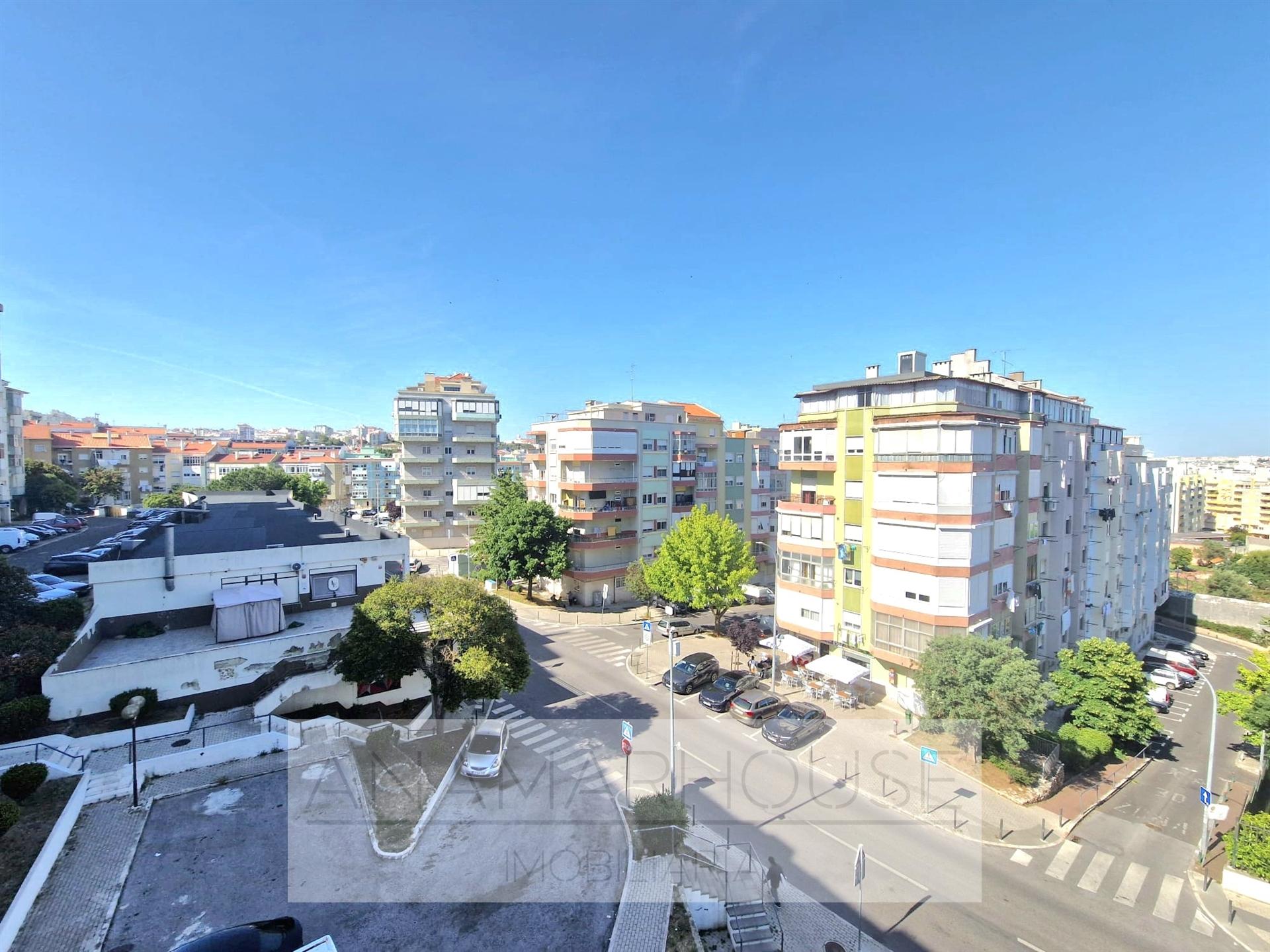 T2 com 80m² e 2 Varandas na Av. do Brasil | Junto ao Metro e Comboio | Amadora