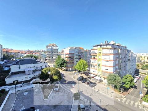 T2 com 80m² e 2 Varandas na Av. do Brasil | Junto ao Metro e Comboio | Amadora