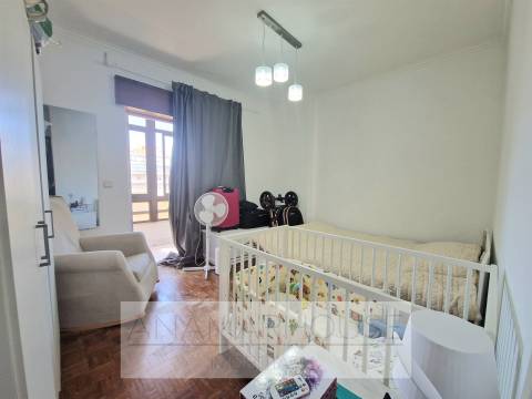 T2 com 80m² e 2 Varandas na Av. do Brasil | Junto ao Metro e Comboio | Amadora