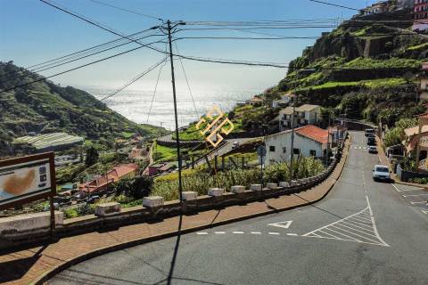 Terreno + Moradia T4 / Câmara de Lobos, Ilha da Madeira