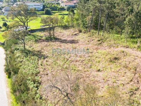 Lote de Terreno com Projeto Aprovado em Creixomil, Barcelos