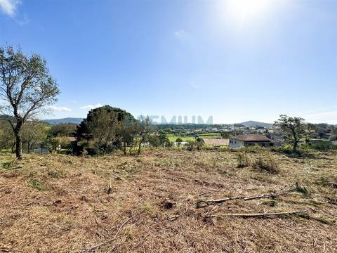 Lote de Terreno com Projeto Aprovado em Creixomil, Barcelos