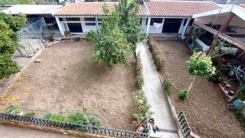 Moradia T4 independente com quintal em Lago, Amares