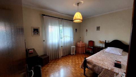 Moradia T4 independente com quintal em Lago, Amares