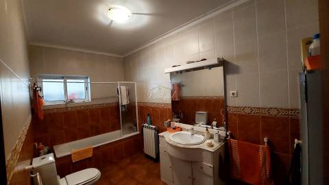 Moradia T4 independente com quintal em Lago, Amares