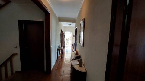 Moradia T4 independente com quintal em Lago, Amares
