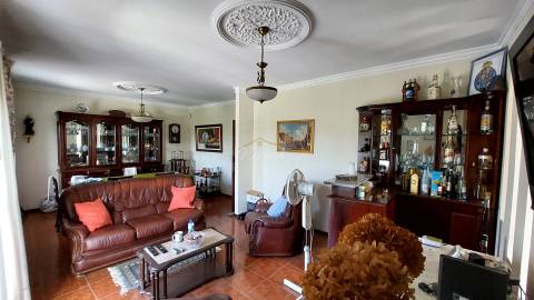 Moradia T4 independente com quintal em Lago, Amares