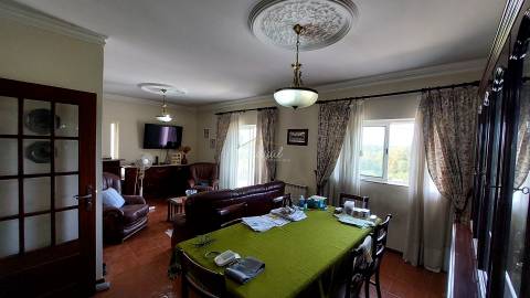 Moradia T4 independente com quintal em Lago, Amares