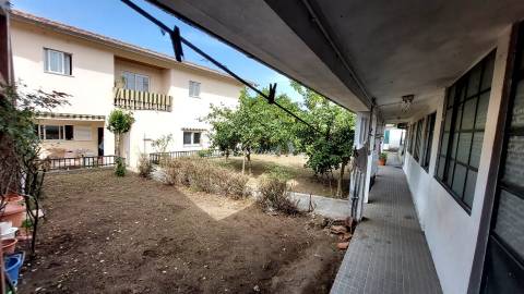 Moradia T4 independente com quintal em Lago, Amares