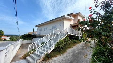 Moradia T4 independente com quintal em Lago, Amares