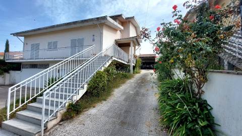 Moradia T4 independente com quintal em Lago, Amares